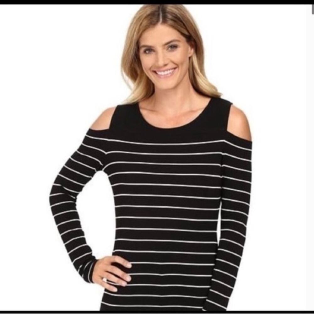 🎈3/$20! 
Vince Camuto cold shoulder black striped top. Small